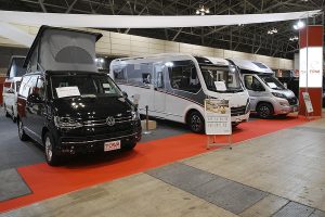 東和モータースはVW T6 カルフォルニアやデスレフなど、輸入キャンピングカーを多数展示