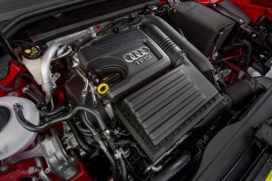 アウディ Q2 TFSI スポーツ（UK仕様）エンジンルーム