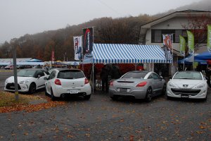 FBM2012：YM SPORT RCZと共に並行輸入のプジョーRCZ、DS3レーシング、クリオRS200を展示。