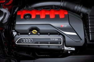 アウディ RS3 セダン エンジンルーム