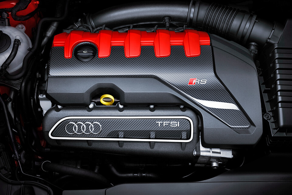 アウディ RS3 セダン の心臓部 2.5L 直列5気筒 ターボエンジン