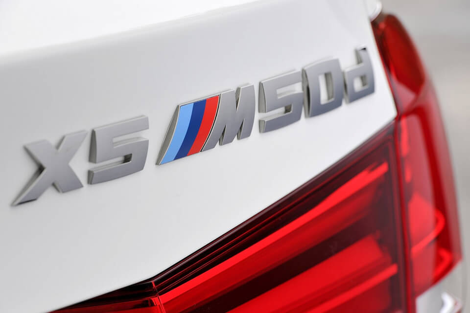 BMW X5 M50d エンブレム