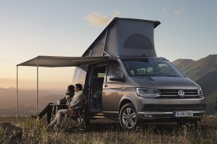 VW T6 カリフォルニア オーシャン 装備を展開したところ。これらはすべて標準で備わっています。