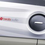インパネ取り付けられるbeats audioのエンブレム