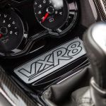 インパネにセットされるVXR8ロゴのエンブレム